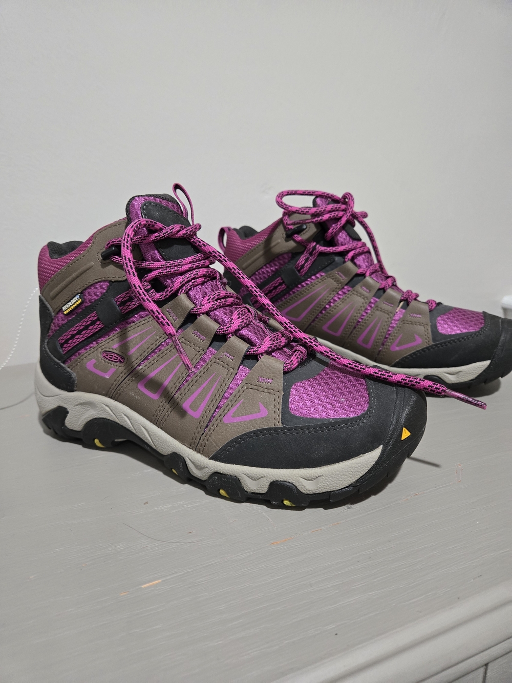 KEEN Waterproof Women’s Pink and Gray Trail Hiking Shoes *NWOT*